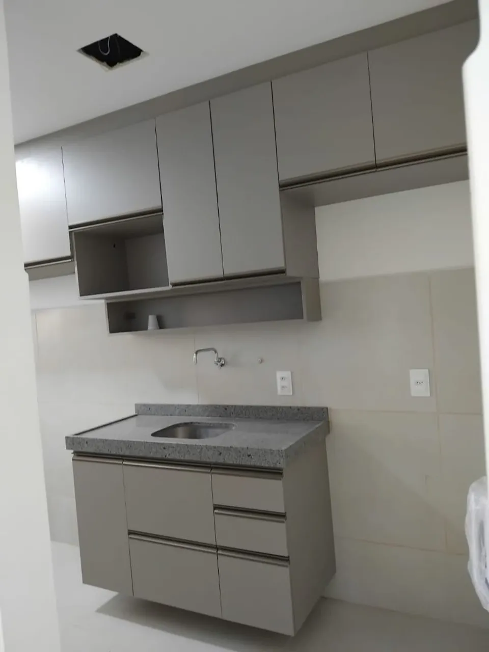Apartamento novo, semi mobiliado, 2 quartos, na Serraria para locação