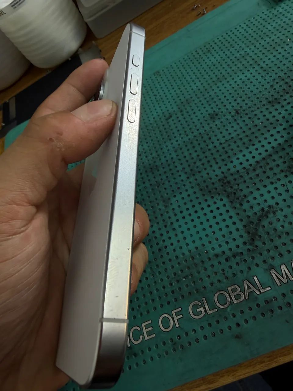 Carcaça do iPhone 16 Pró completa.