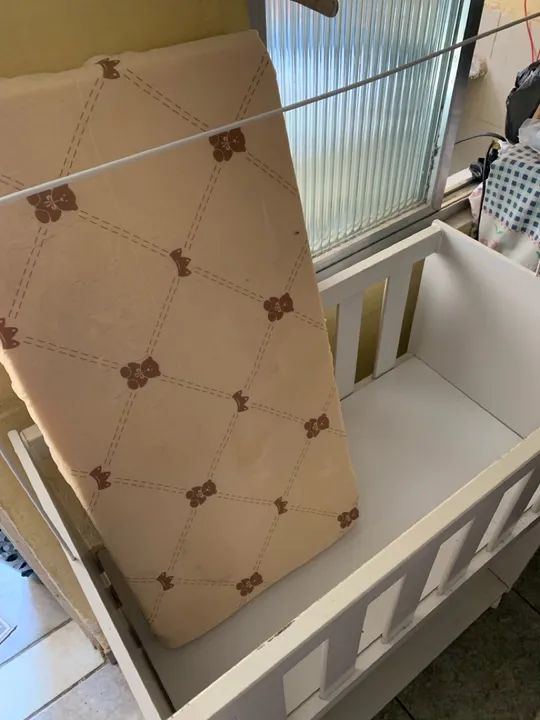 Berço de madeira branco em ótimo estado - Foto 4