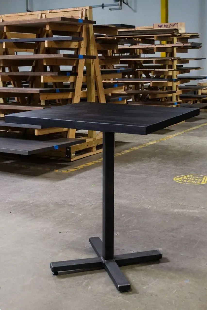 Mesa de Bar Quadrada em Metal Preto