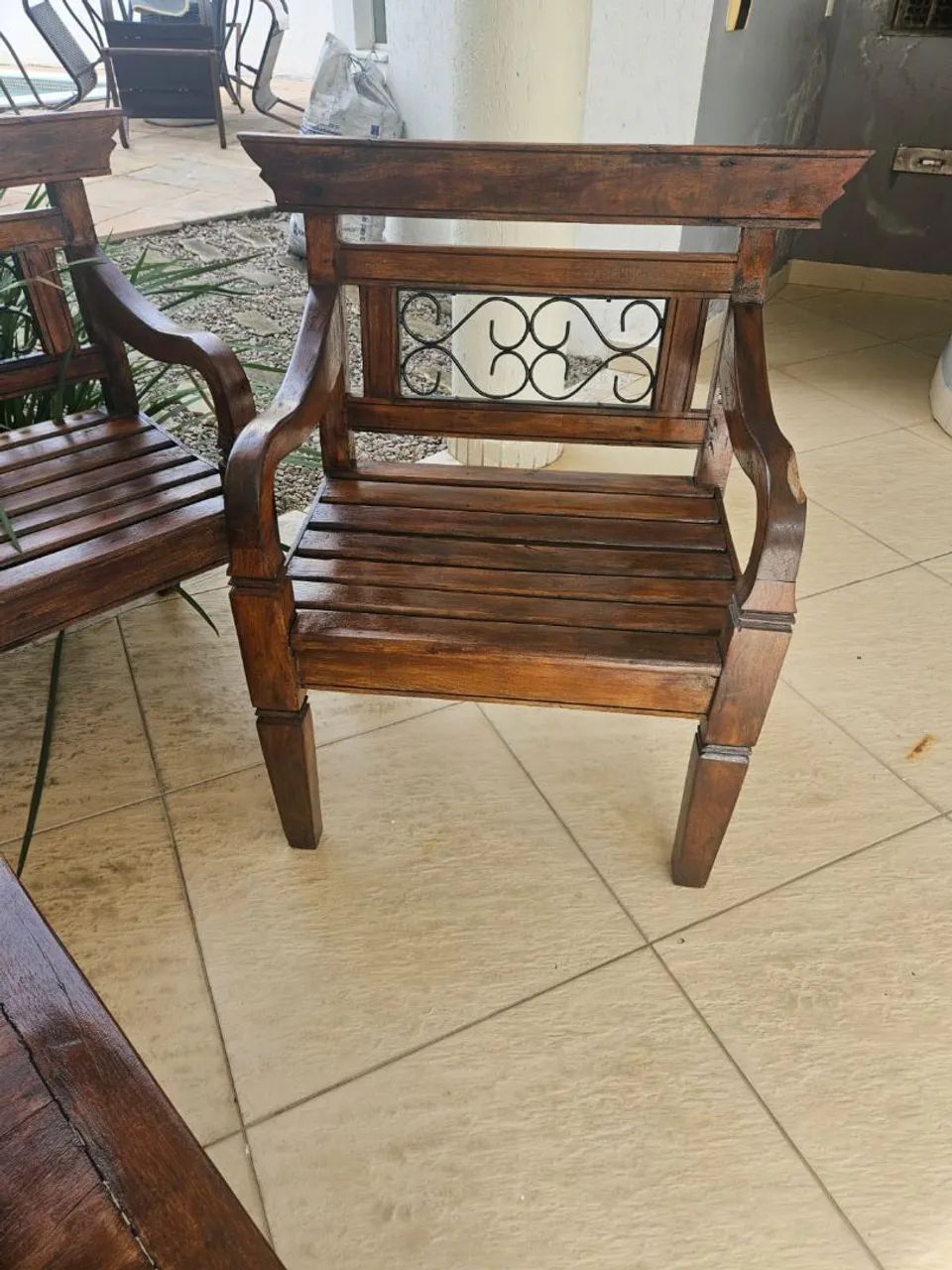 Conjunto de 3 Poltronos de Madeiras + Mesinha Baixa - Peças únicas - Foto 4