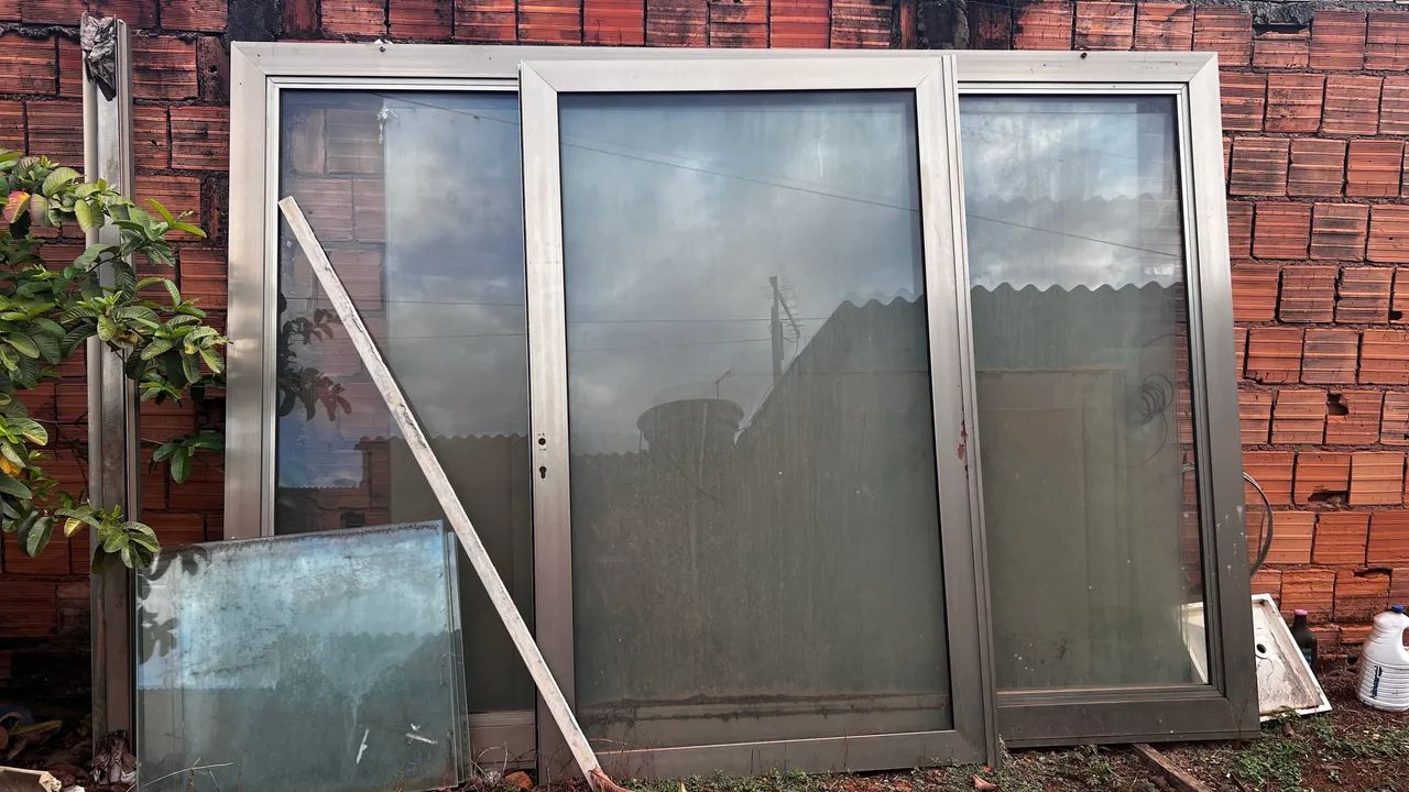 Vendo portão de vidro NOVO com porta de pedestre