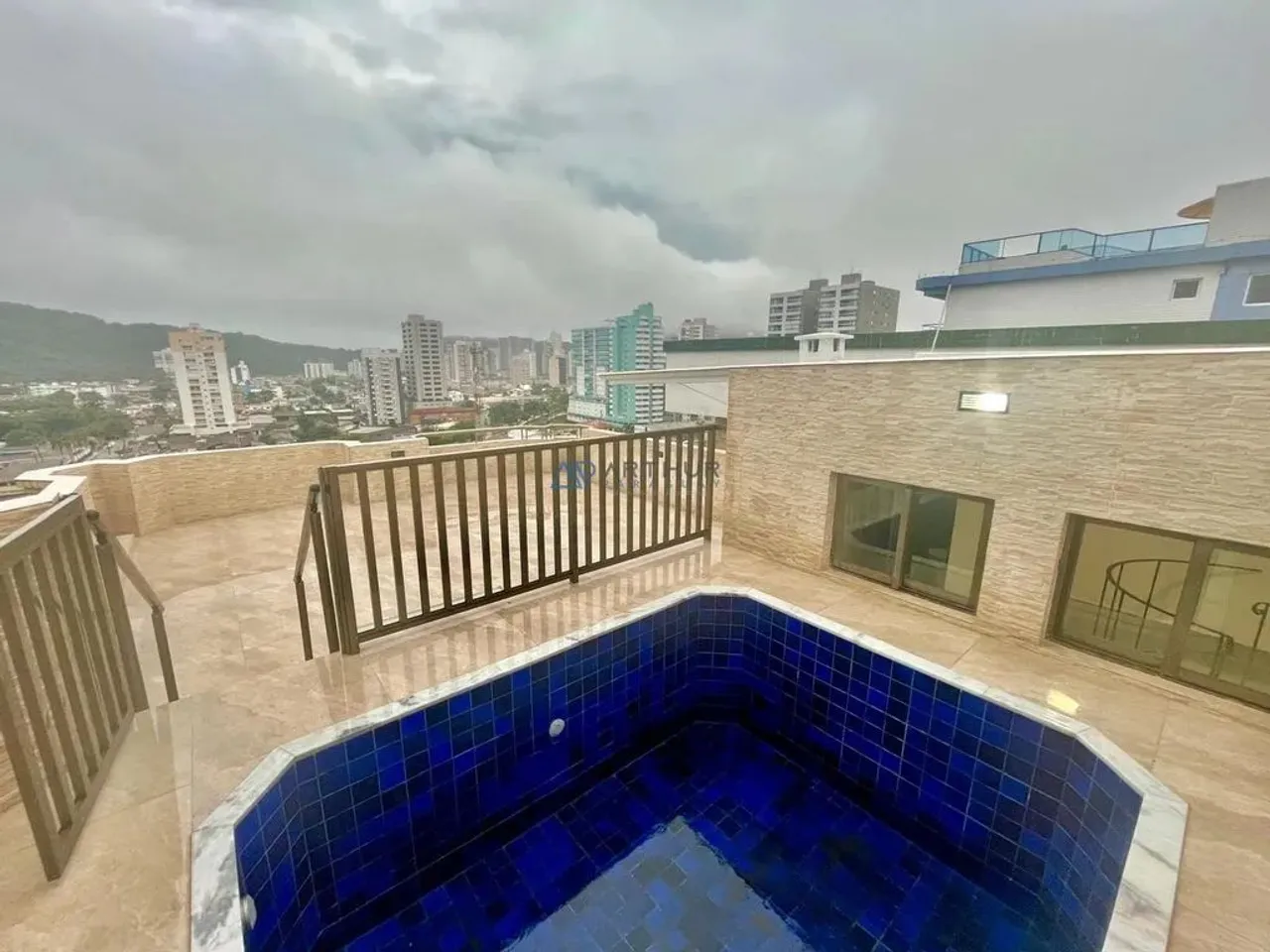 Cobertura à Venda em Praia Grande com 3 quartos, 3 banheiros, 2 vagas e 120m²