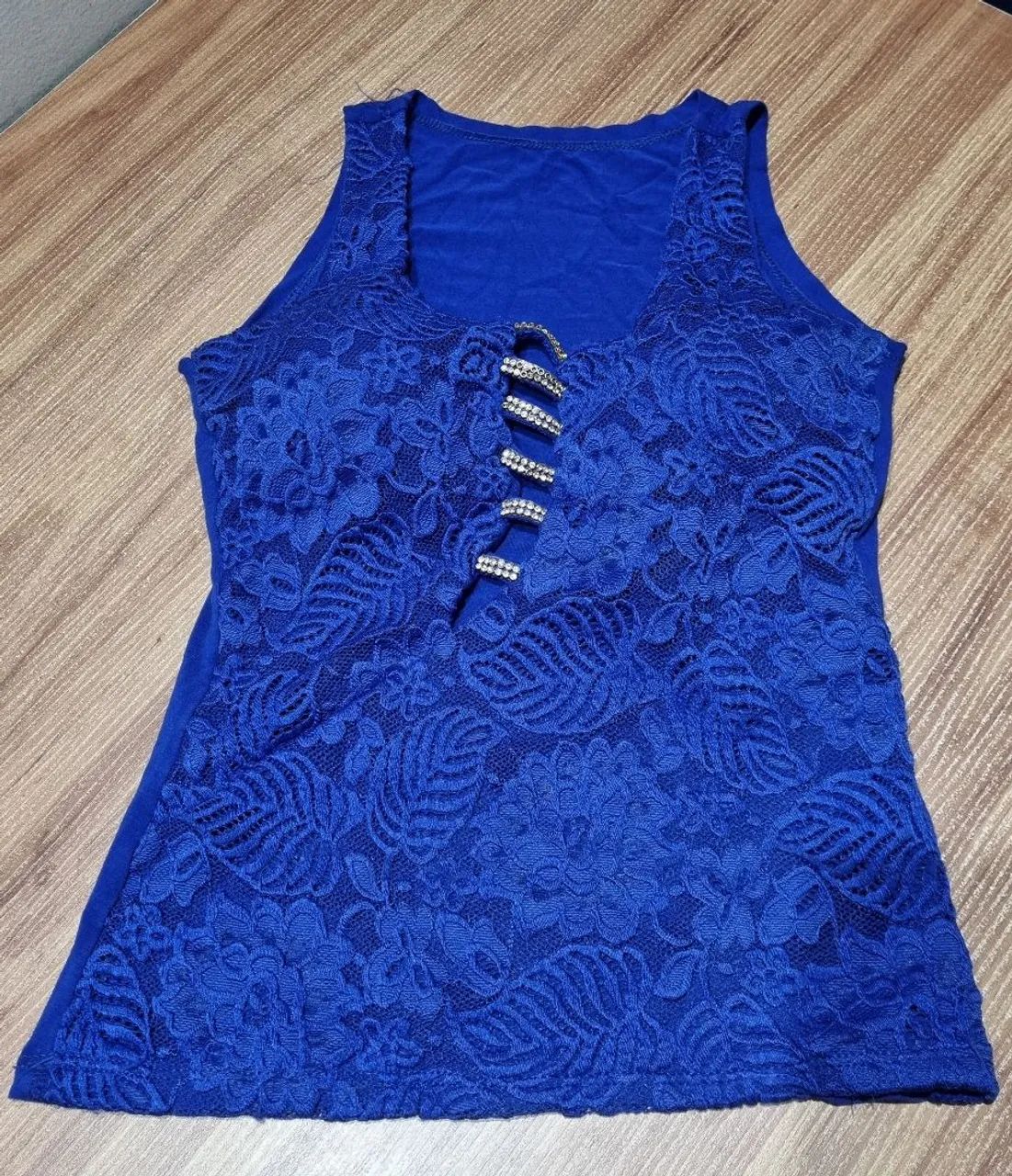 Blusa azul com bojo, renda e brilho 