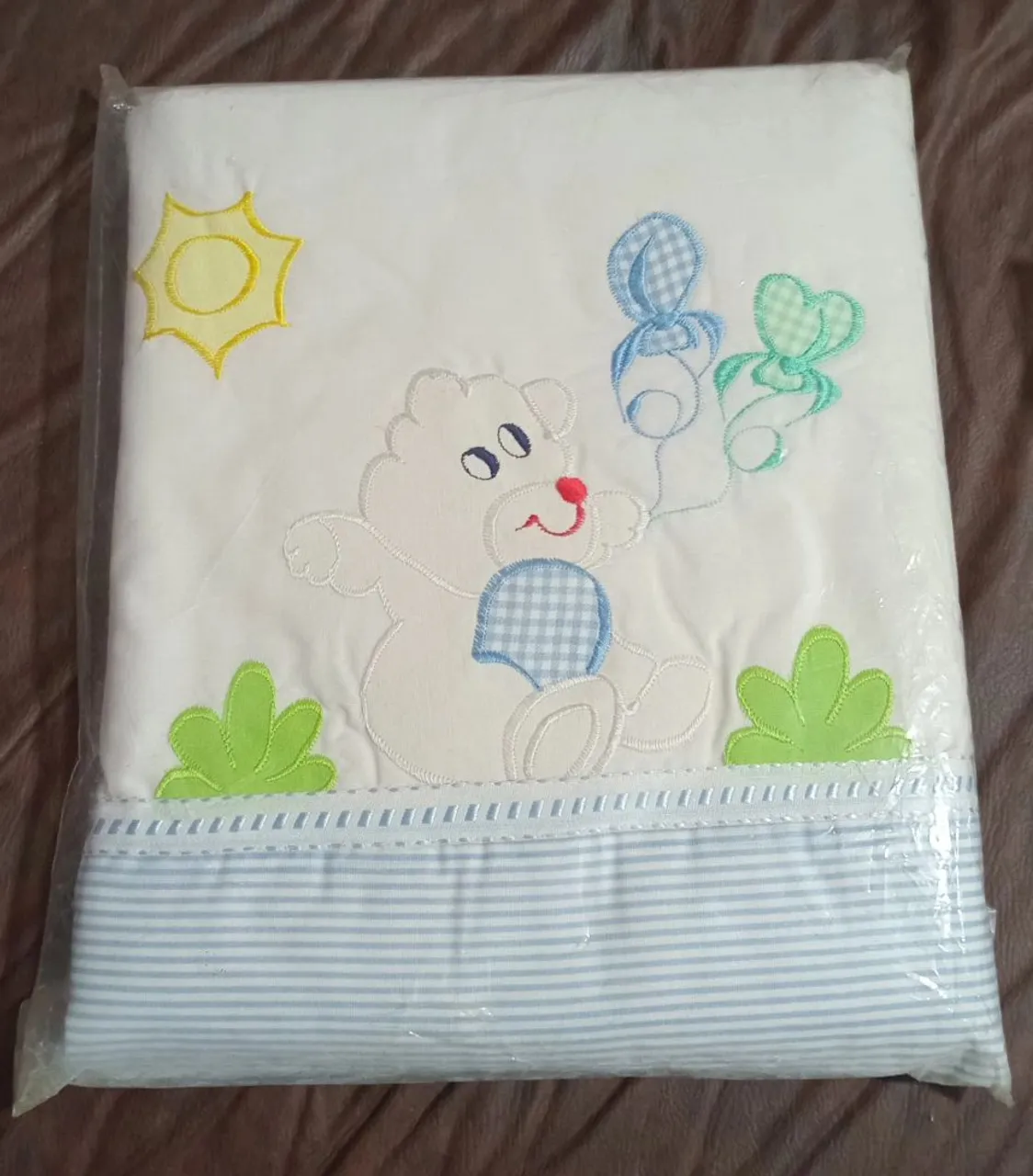 Kit de berço bordado 4 peças com tema de ursinho