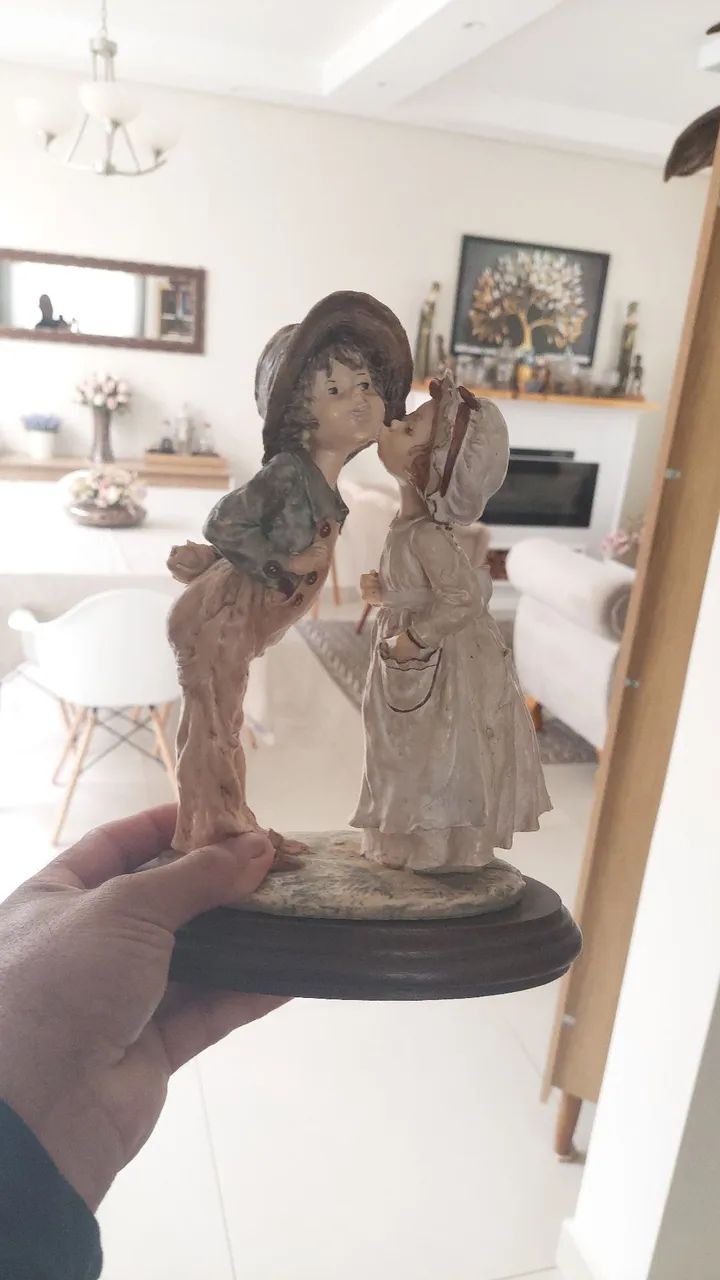 Estatueta casal em resina antiga 