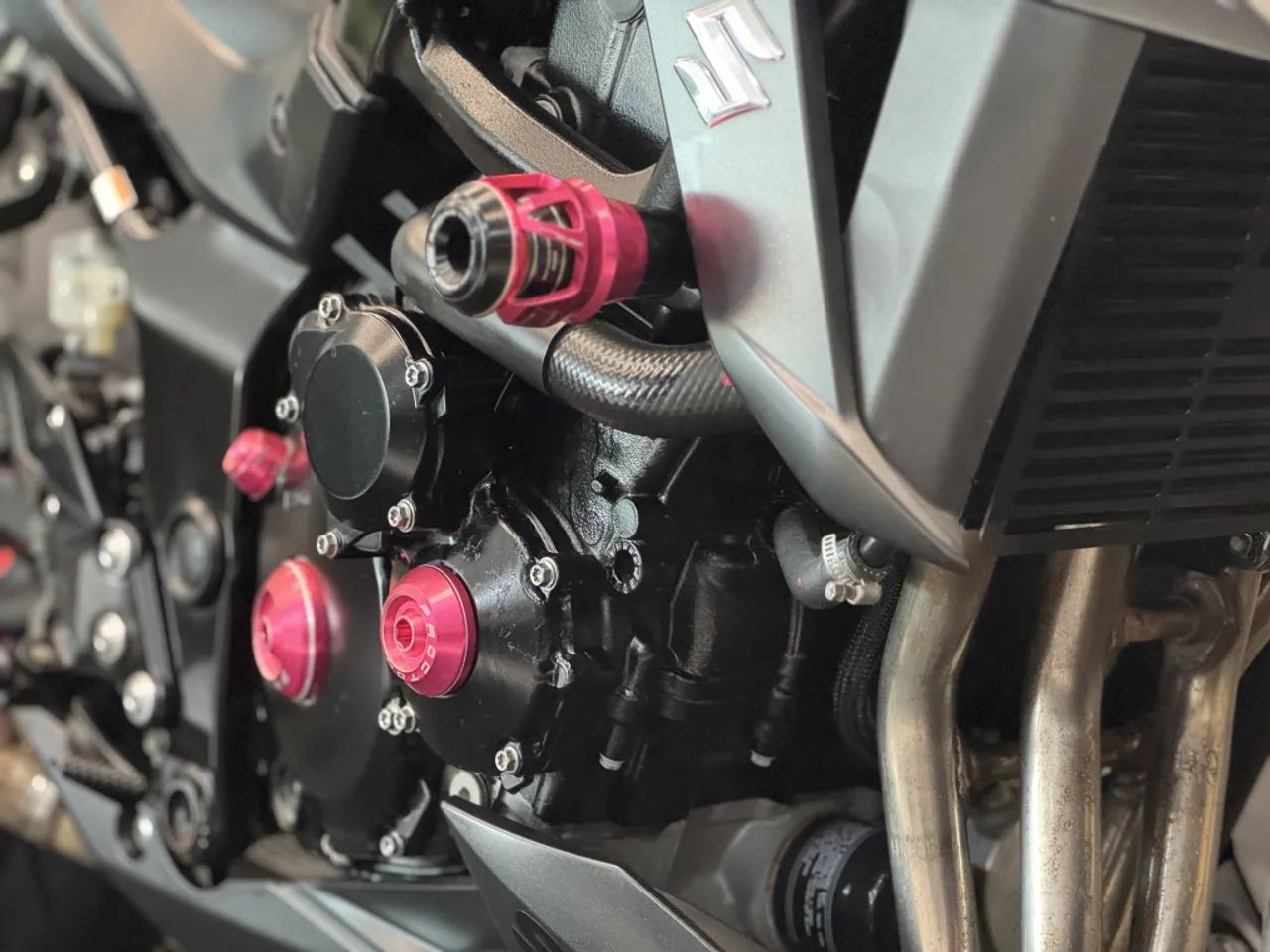 SUZUKI GSX-S 750 Preta C/ Rosa Personalizada C/ Muitos acessórios - Foto 2