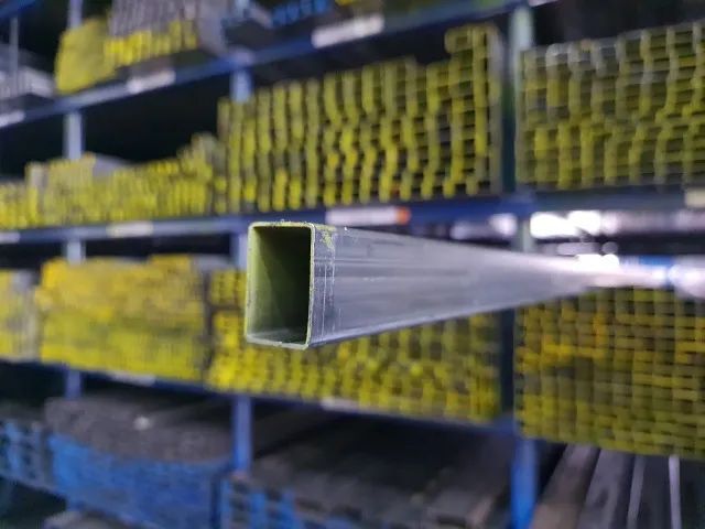 Tubo Retangular Metalon 30 x 20mm Chapa 20 (0,90mm) - 6 metros - Ferragens para construção