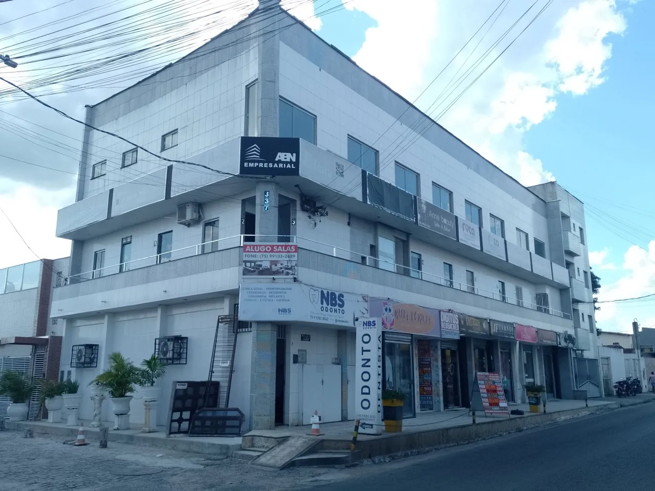 Aluguel de lojas, e salas comerciais, referente a localização na rua Primavera