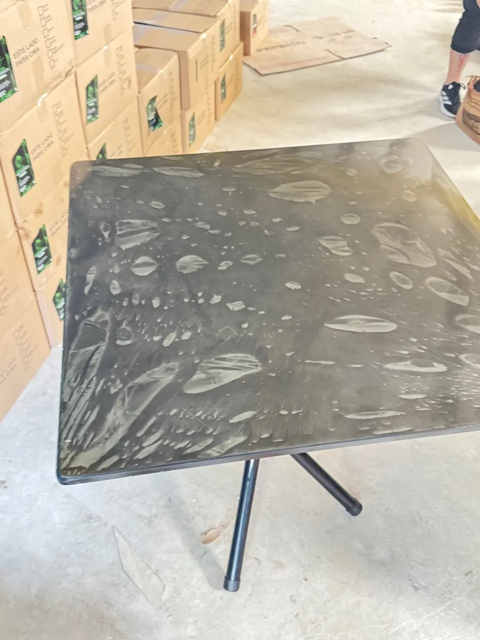 Mesa preta com design moderno