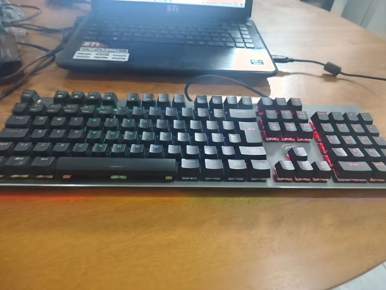 Teclado mecânico gamer funcionando perfeitamente 