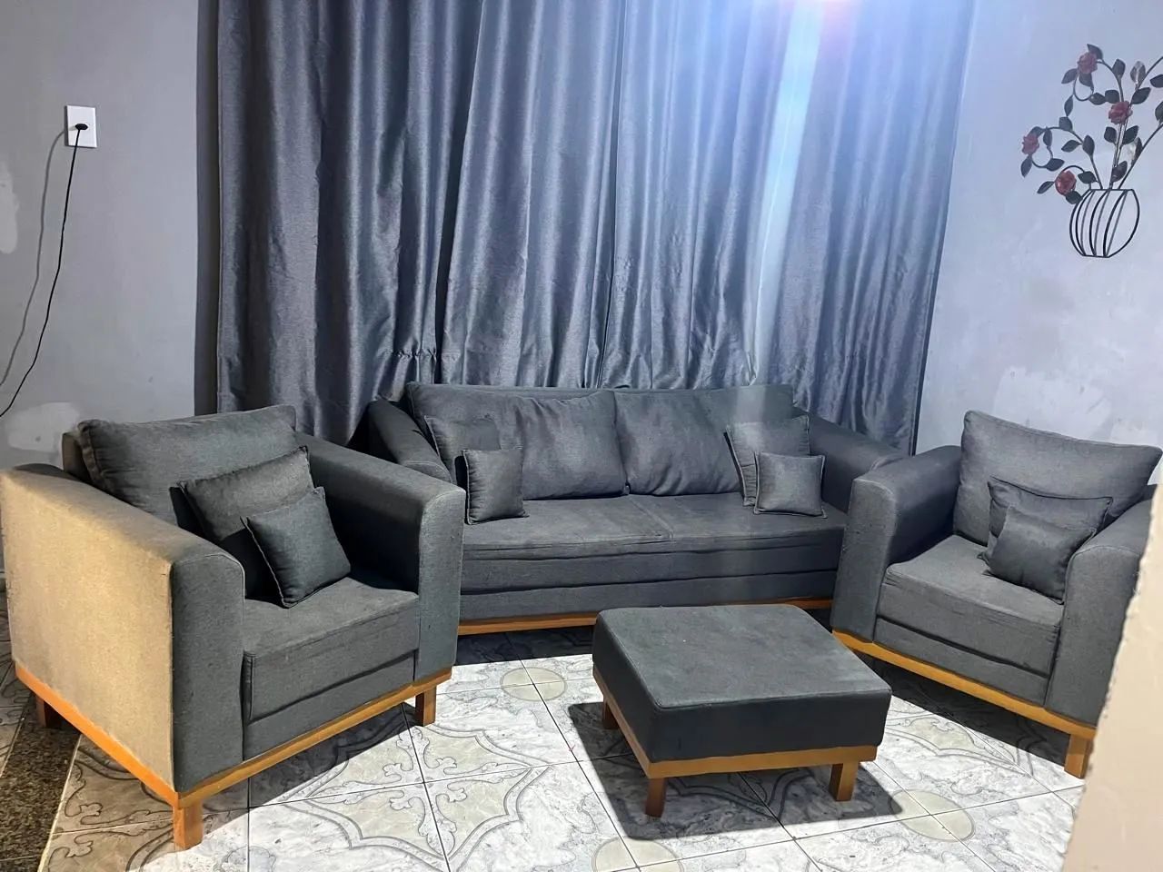 Um Sofá, duas poltronas e um puff
