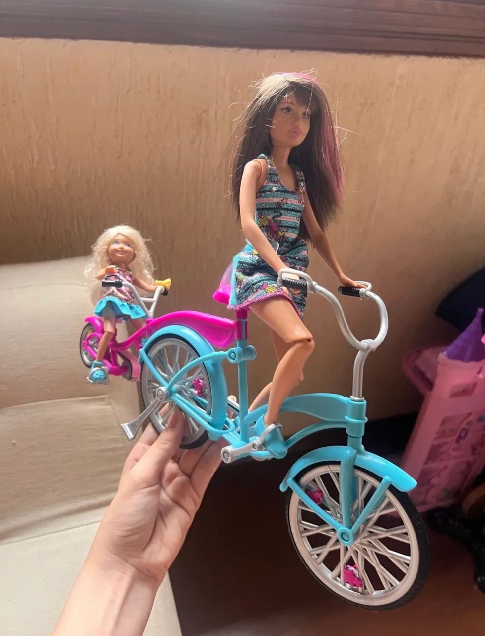 Bicicleta barbie com duas bonecas  - Foto 2