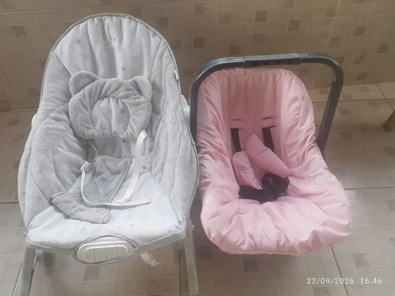 Vendo 1 carrinho de bebê, 1 cadeirinha e um bebê conforto 