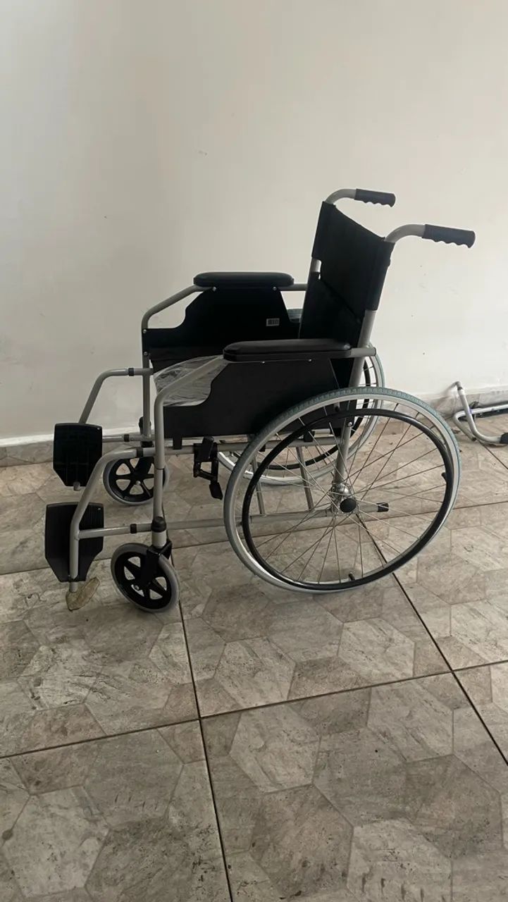 Cadeira de rodas + cadeira de banho 