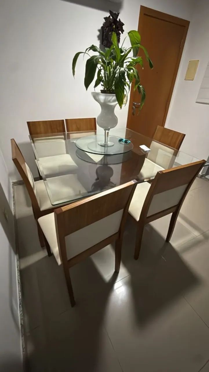 Mesa em vidro quadrada de seis cadeiras com base em madeira - Foto 3