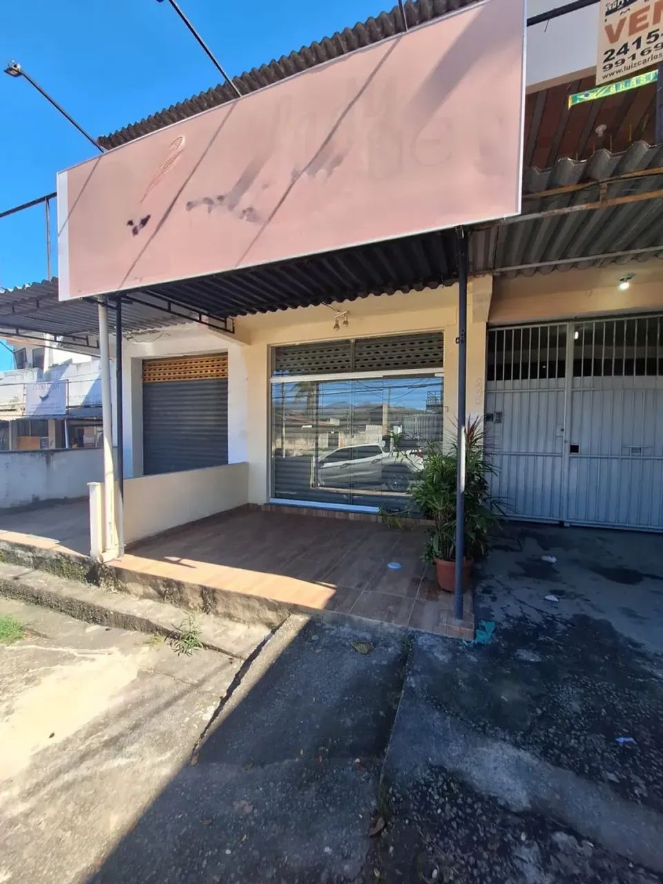 loja com aproximadamente 30 m²
