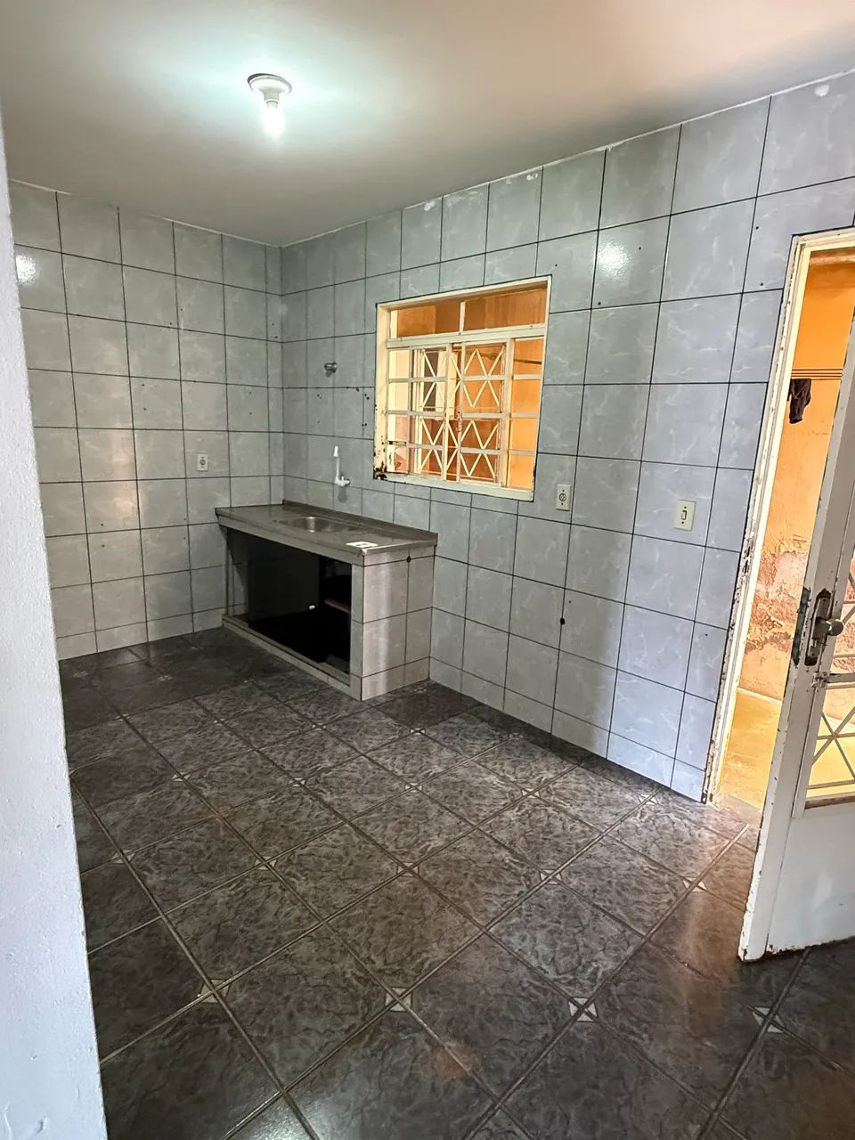 ALUGO CASA 3 QUARTOS COM GARAGEM - BEM LOCALIZADA  - Foto 4