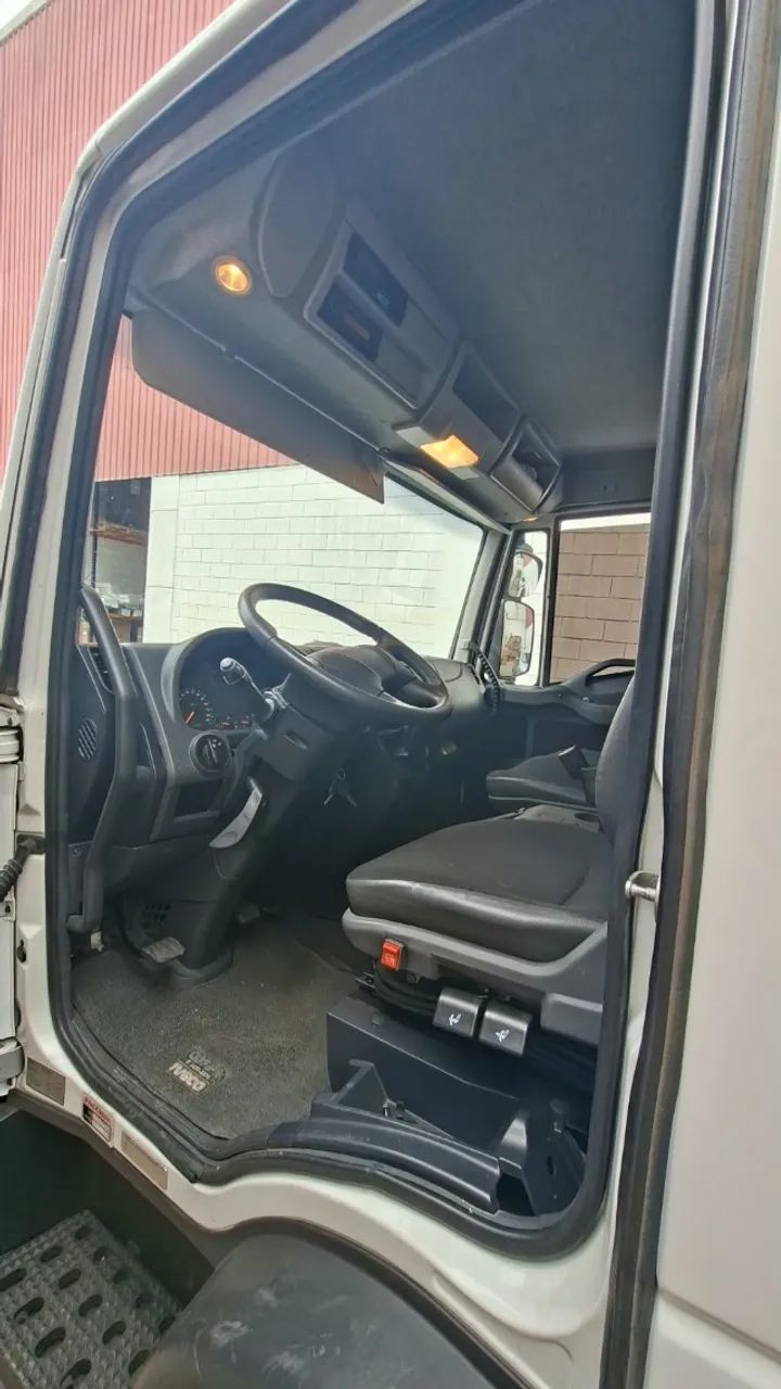 Iveco Tector 9-190 Baú Fechado - Foto 4