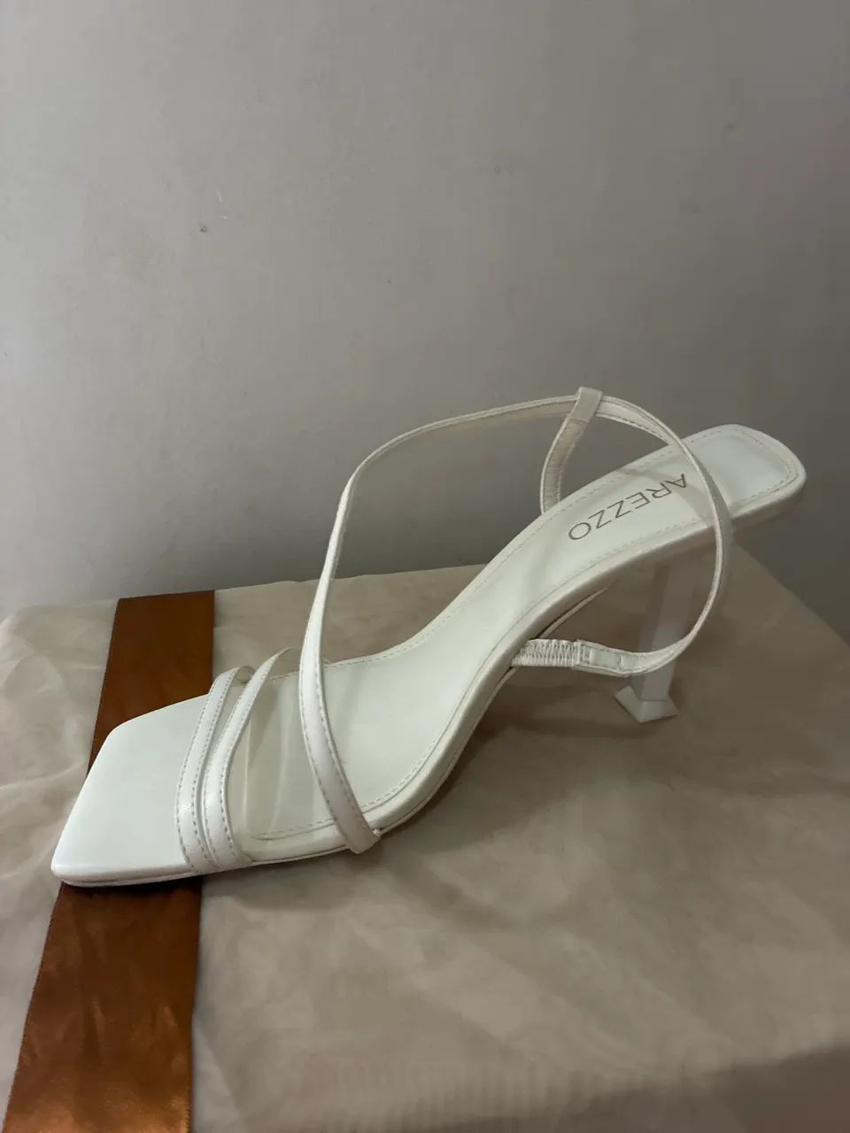Sandália branca de salto com tiras Arezzo 
