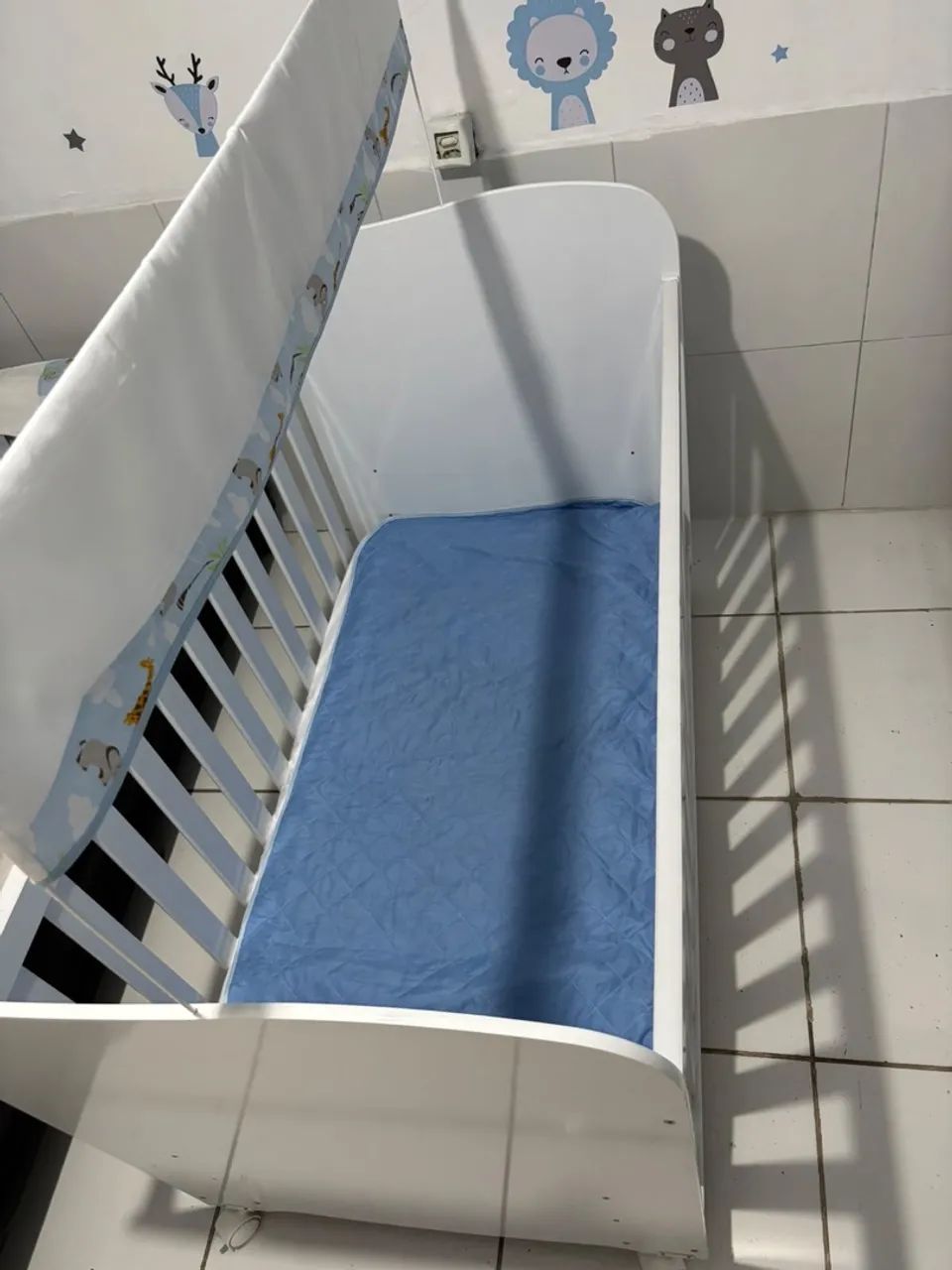 Berço infantil branco com rodinhas  - Foto 2