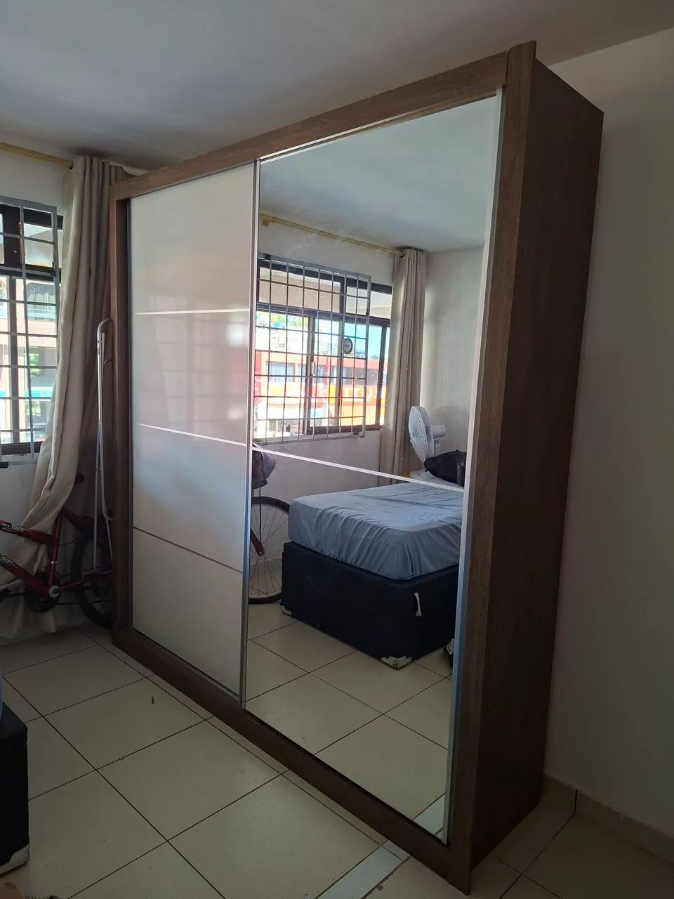 Guarda-roupa de porta de correr com espelho - Foto 2