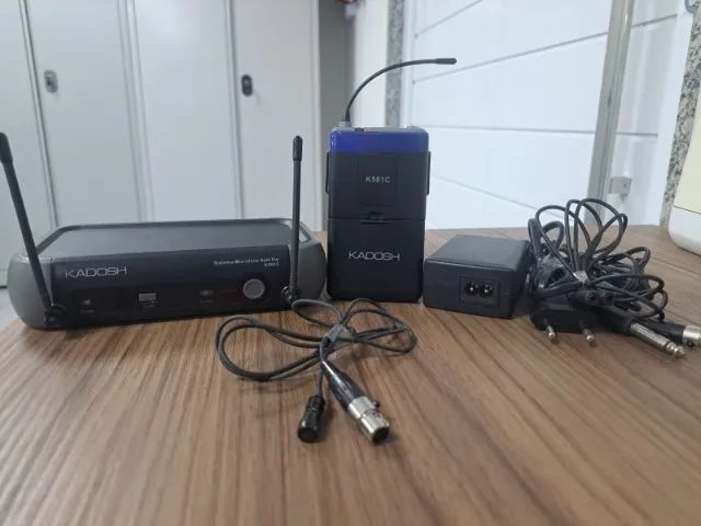 Sistema de microfone sem fio Kadosh K581C e microfone de Lapela