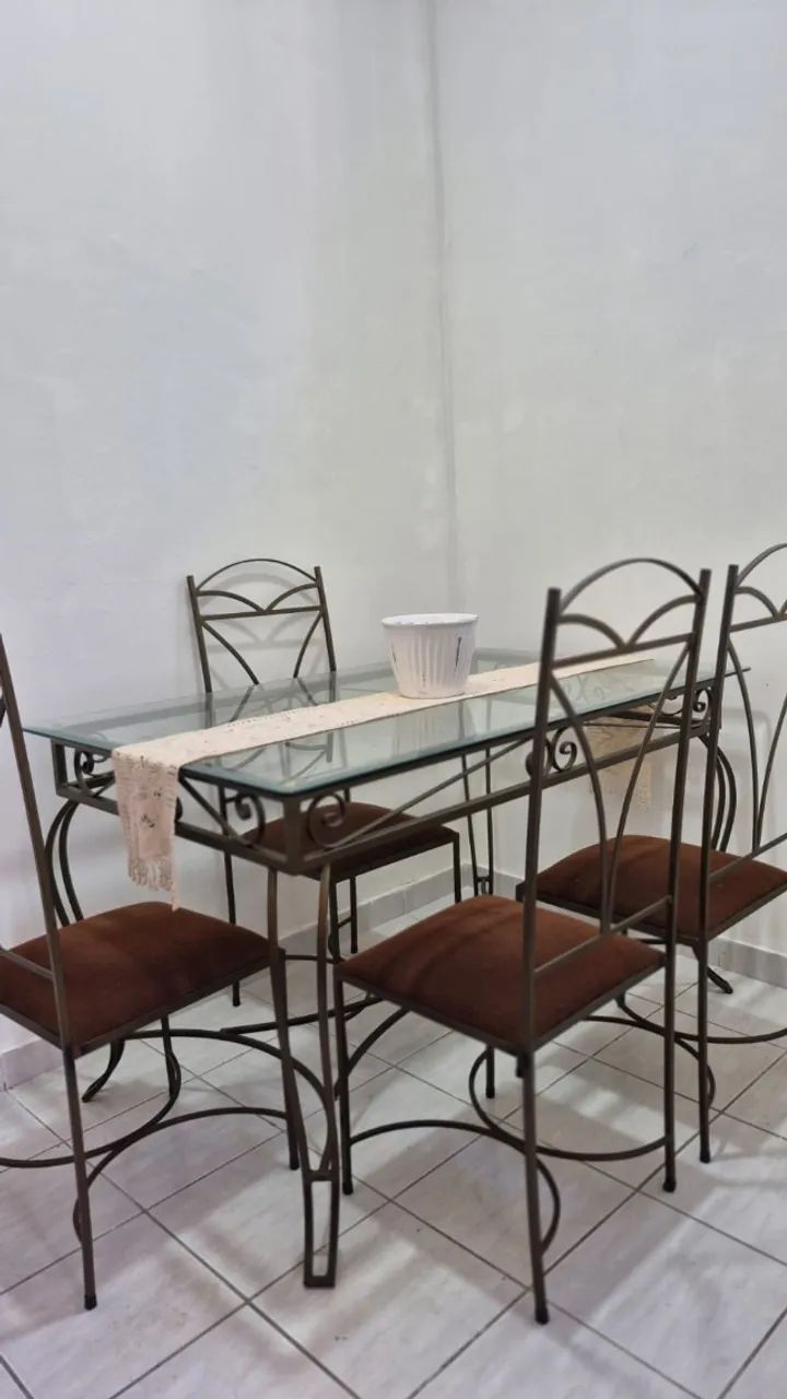 Mesa de Jantar com quatro cadeiras 