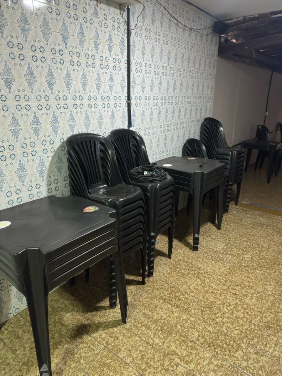 Mesa com cadeiras plástico 
