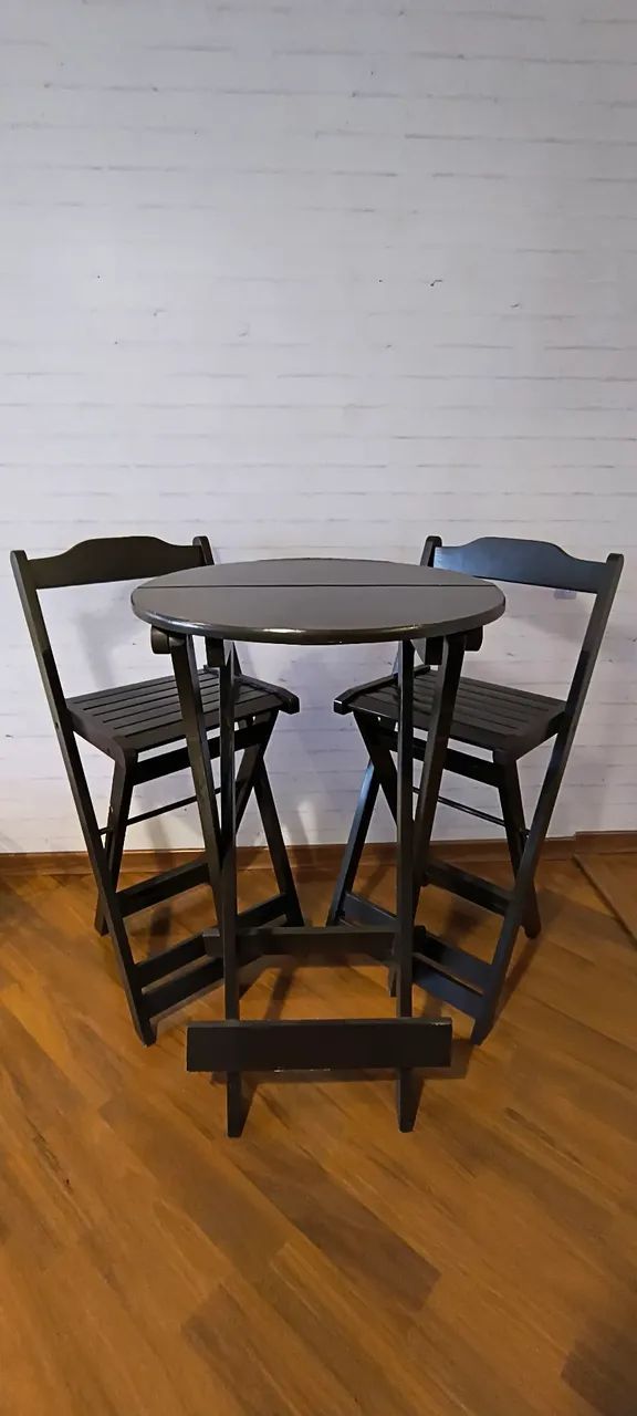 Mesa bistrô com duas cadeiras