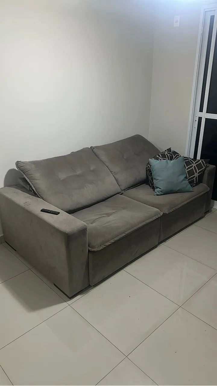 VENDO SOFÁ RETRÁTIL EM EXCELENTE ESTADO DE CONSERVAÇÃO. ÓTIMA ESPUMA. SEM BARULHO ALGUM.