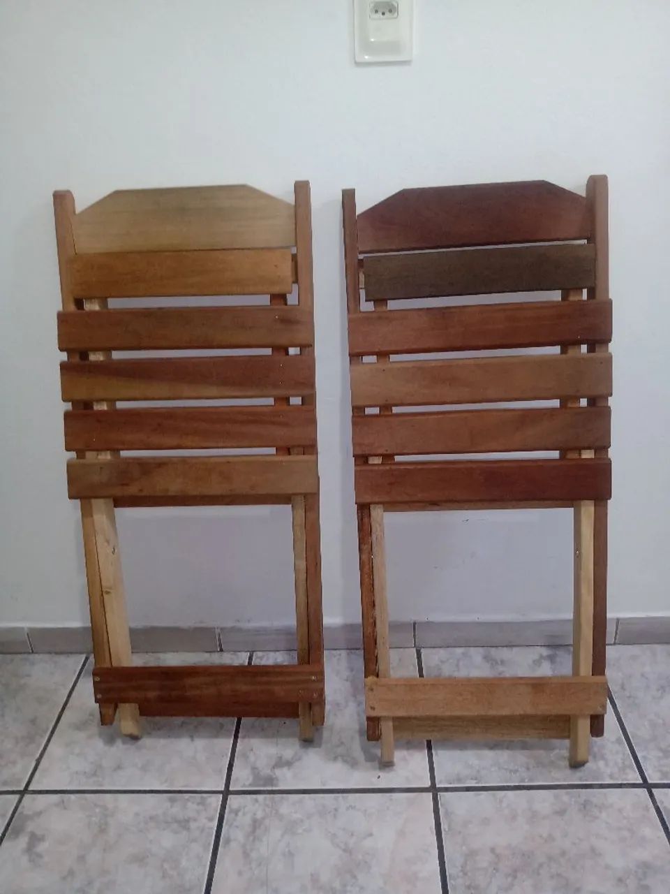 2 Cadeiras de madeira retrátil 