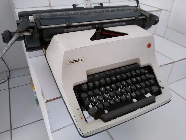 Máquina de escrever, fax e discos variados