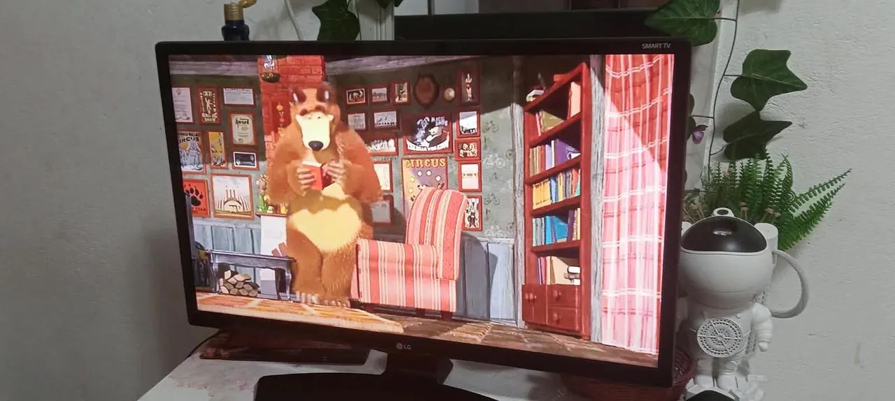 Vendo essa tv da marca LG de 33 polegadas SMART completa com pé e controle remoto  - Foto 3