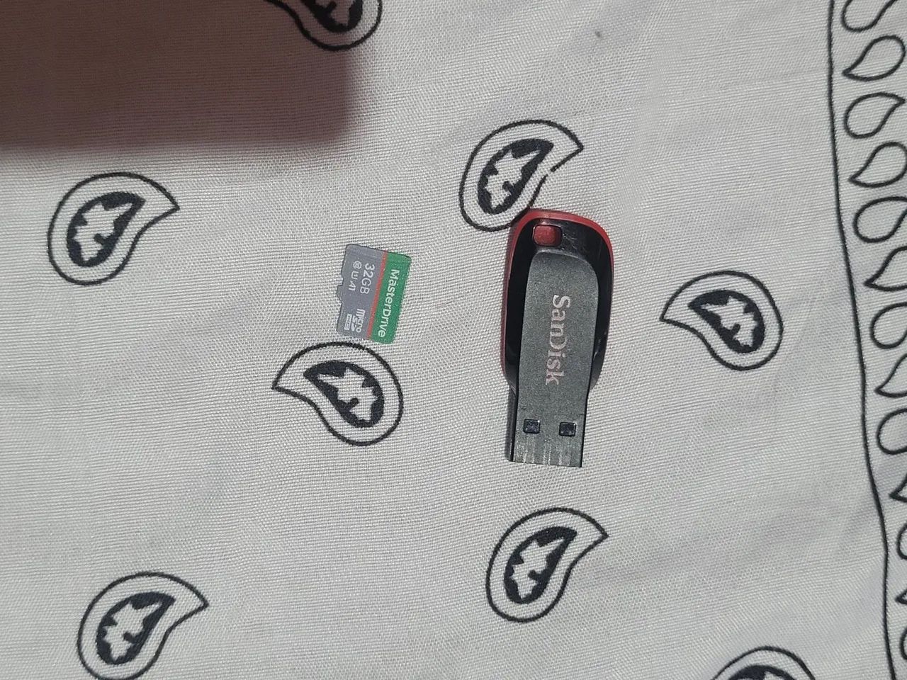Pendrive 128gb Sandisk e cartão 32gb masterdrive