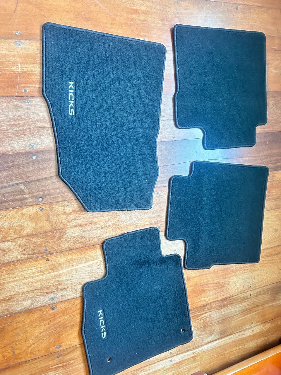 Vendo jogo de tapetes p Nissan kicks, original é extremamente macio  - Foto 3