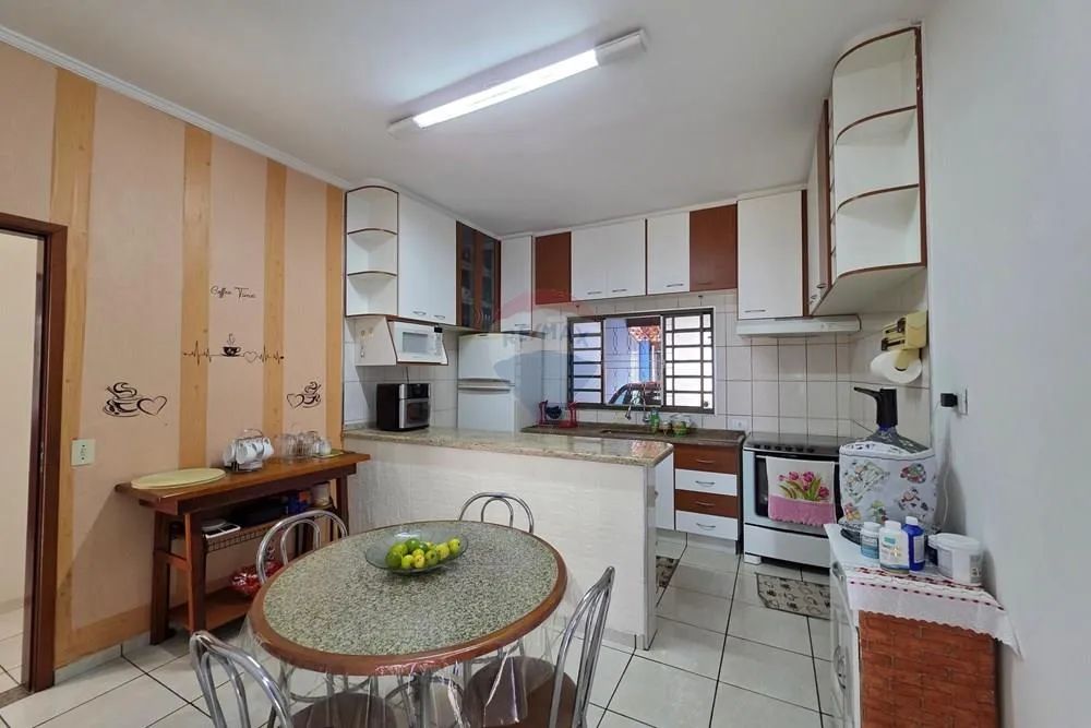 Casa à venda no centro de Pinhalzinho-SP próxima à praça e comércios - Foto 4