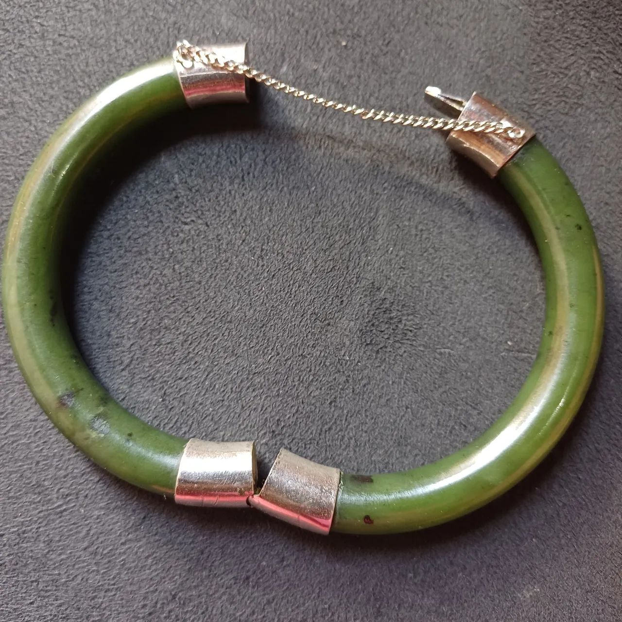 Pulseira de jade natural lapidada 