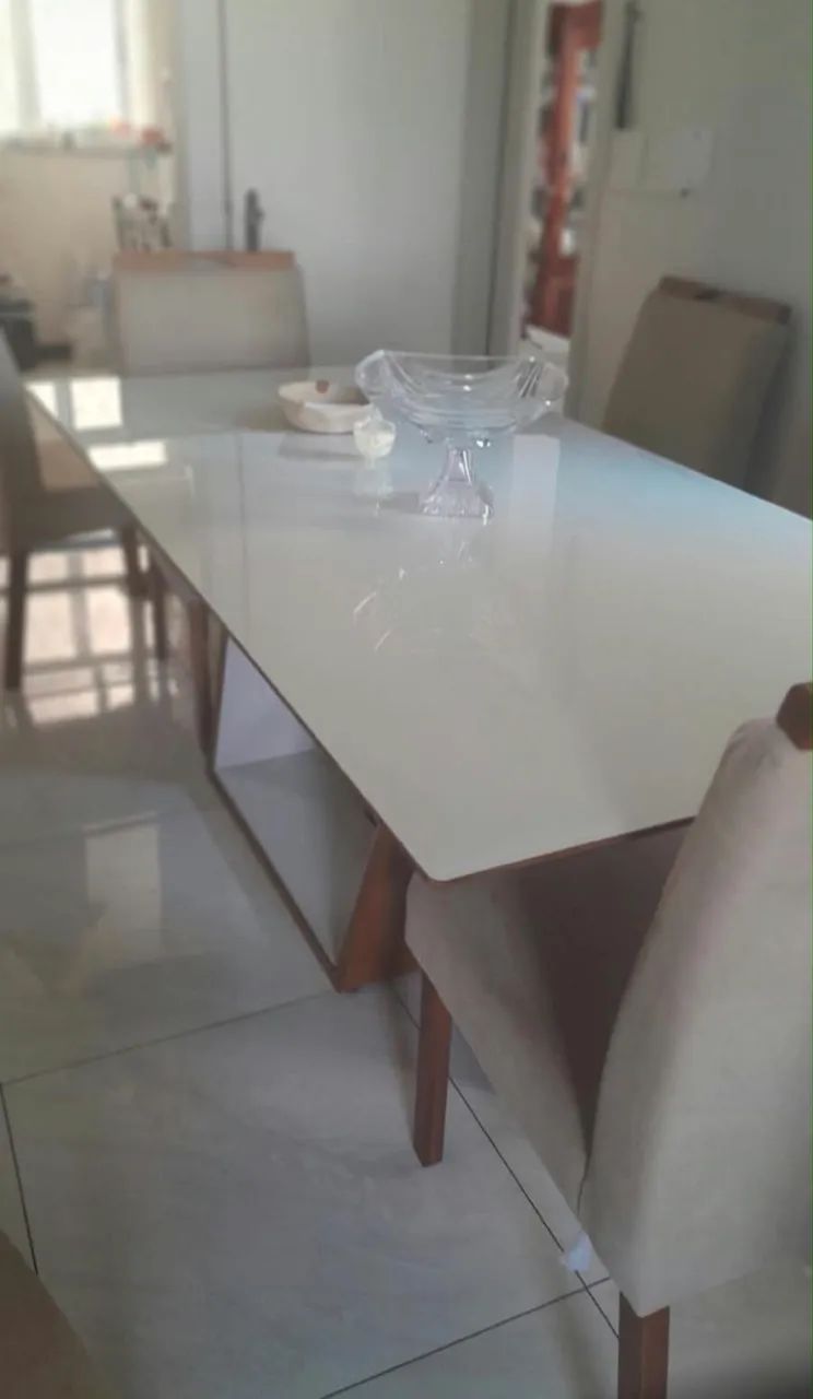Mesa com tampo de vidro em excelente estado, seminova 
