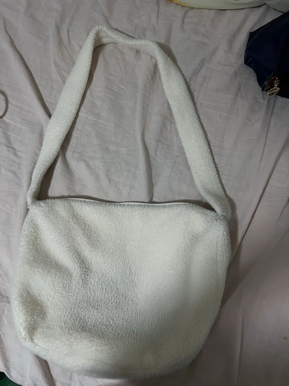 Bolsa tiracolo de pelúcia branca - Foto 2