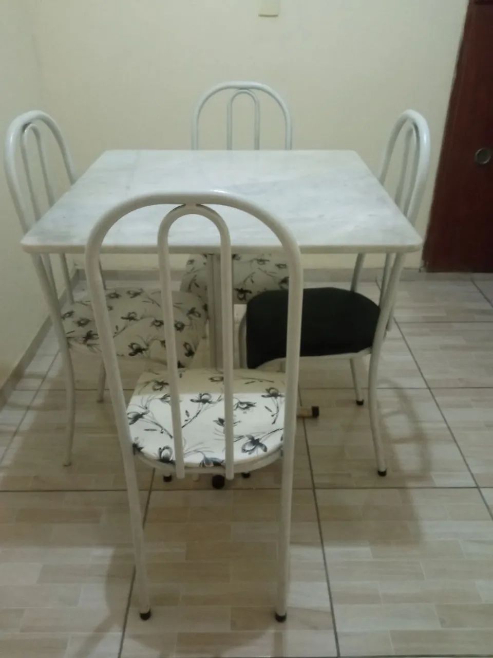 Mesa metálica, com tampo branco.  - Foto 2