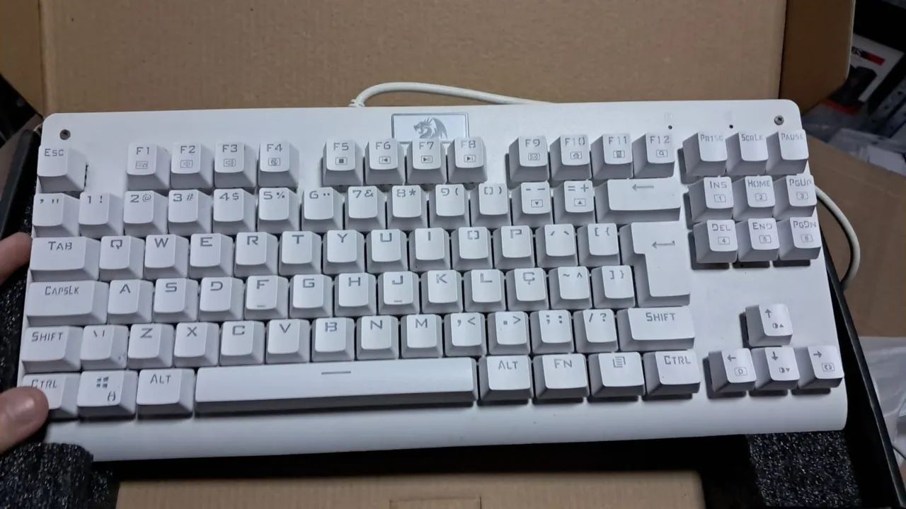 (USADO) TECLADO DARK AVENGER BRANCO COM FIO, SWITCH MARROM