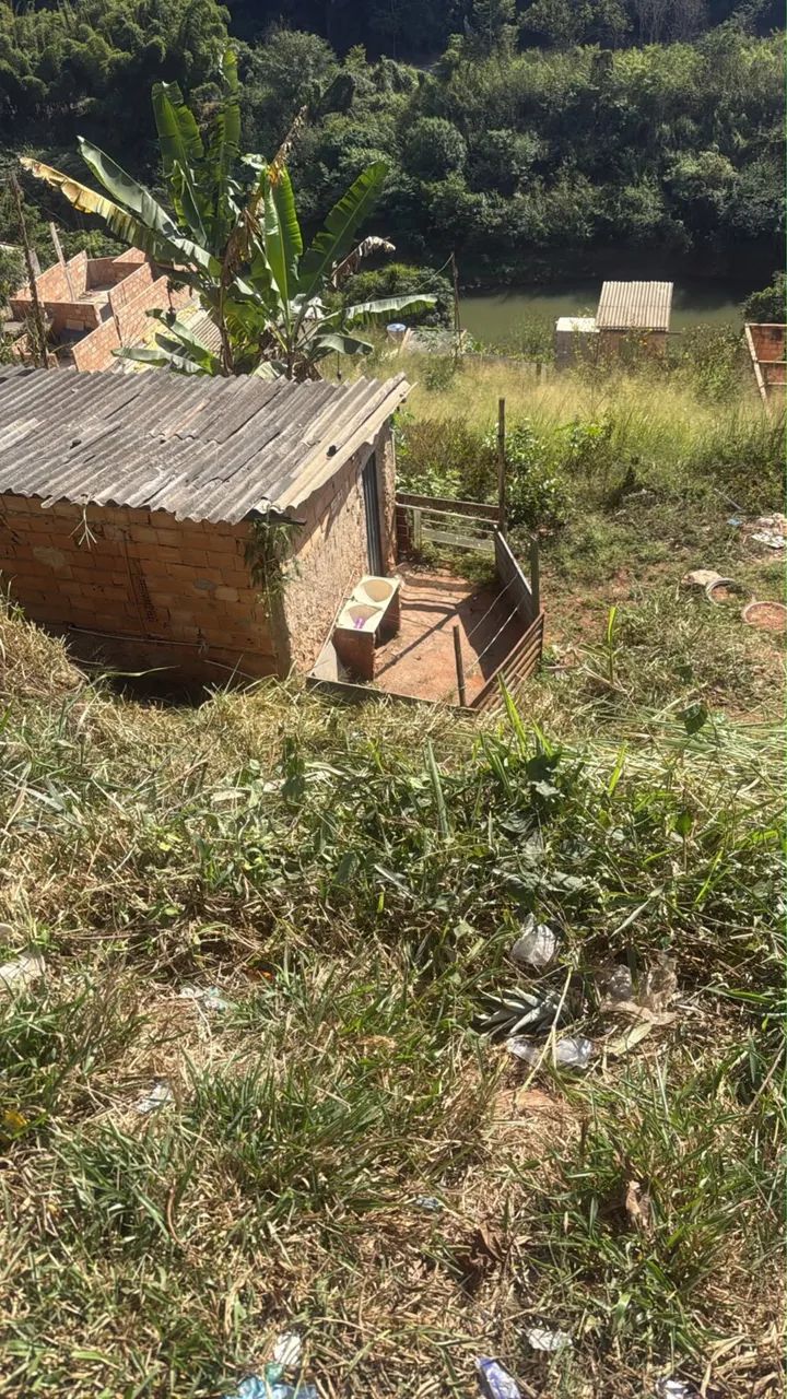 Vendo meio lote com barracão 