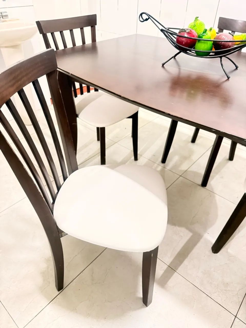 Mesa marrom com 4 cadeiras  - Foto 2