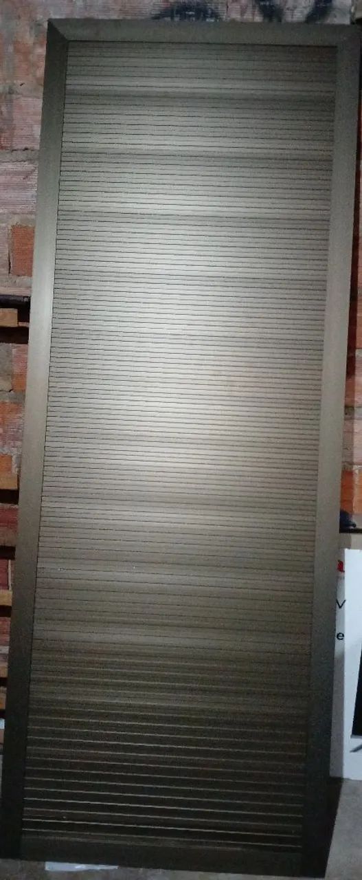 Vendo porta em alumínio na cor bronze