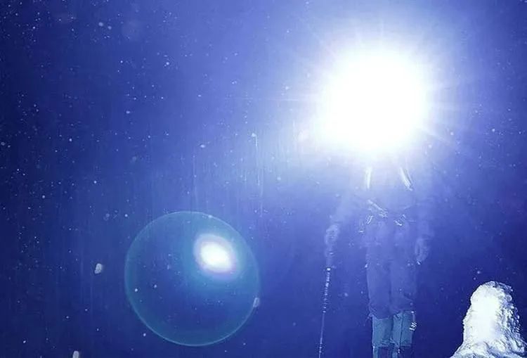 Lanterna Led recarregável de cabeça - Foto 4