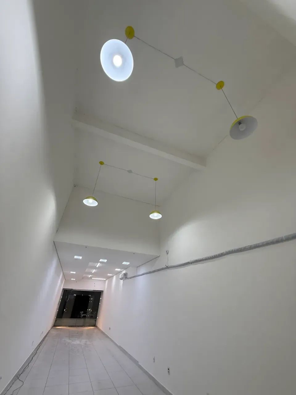 Loja com banheiro e mezanino, porta aço automática, ar condicionado, projeto luminotécnico - Foto 2