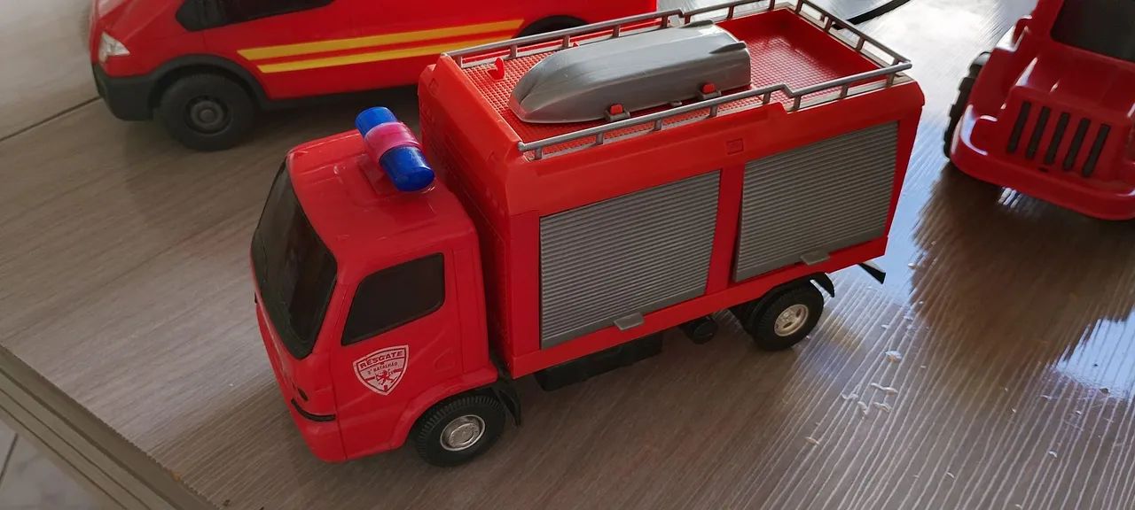 Conjunto caminhões de bombeiro de brinquedo + hidrante  - Foto 2