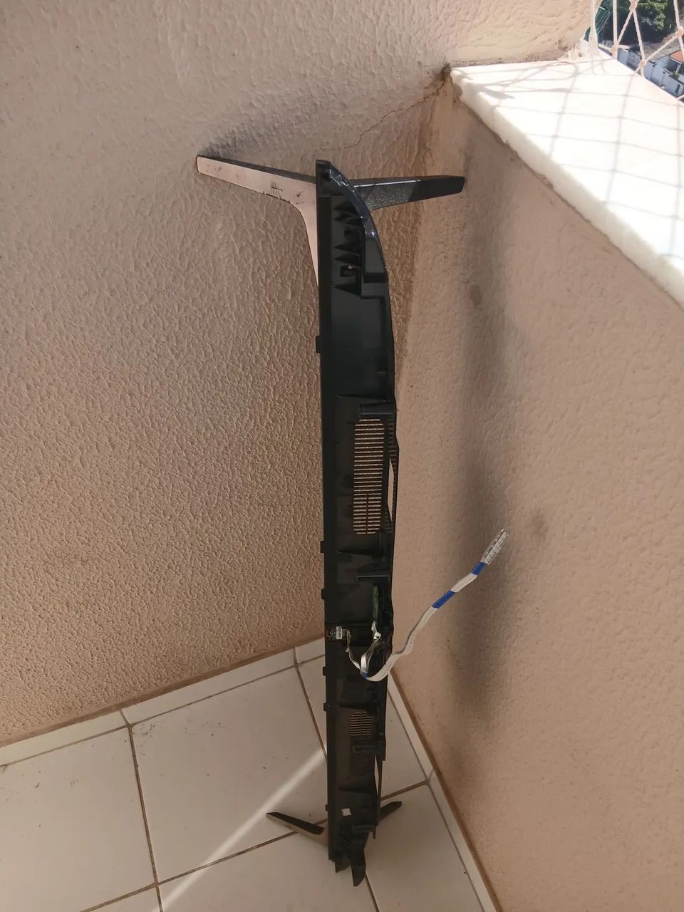 Pes com base da tv lg 50 polegadas e peças do controle remoto.  - Foto 2