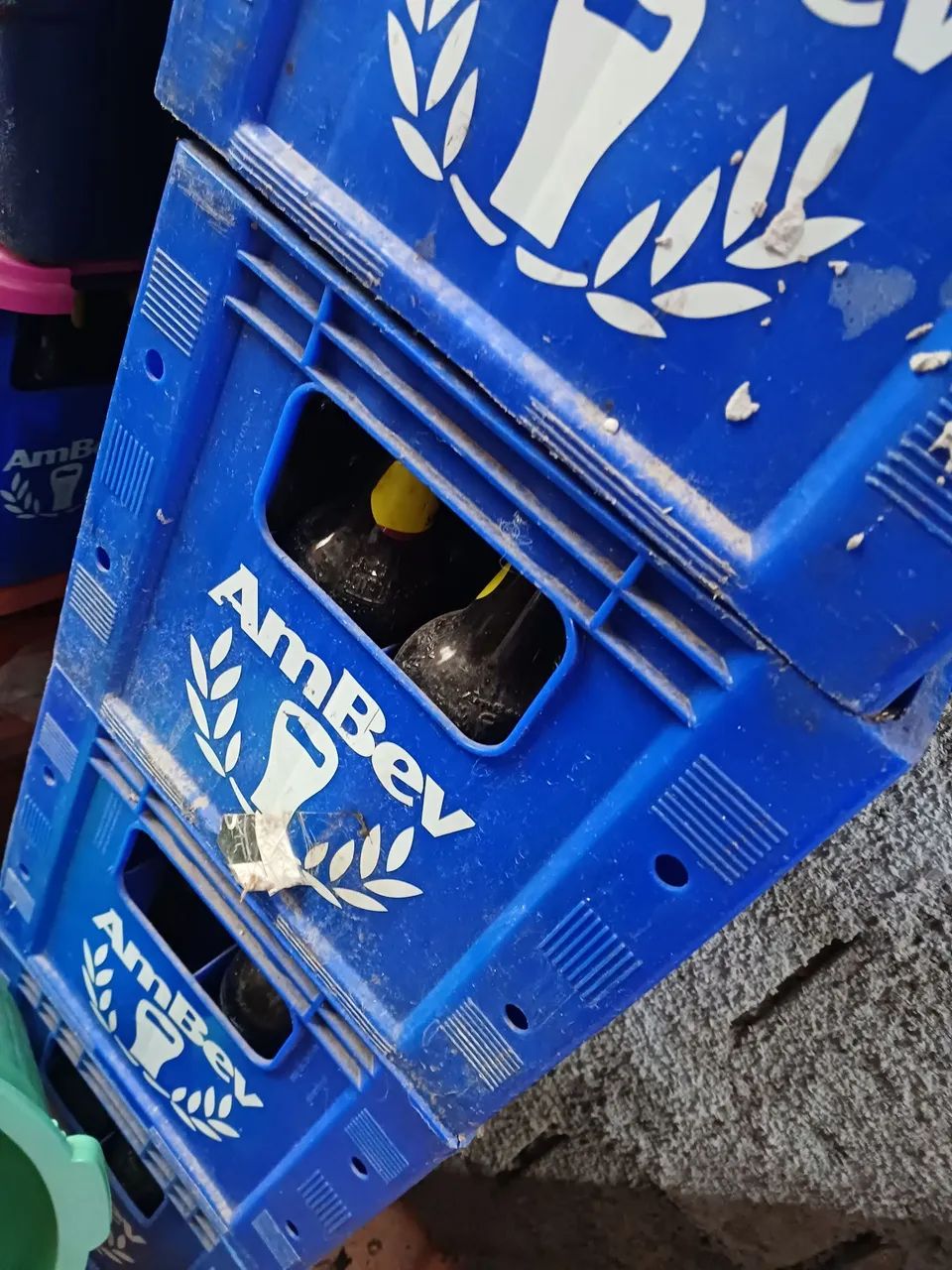 caixa com garrafas de cerveja - Foto 2